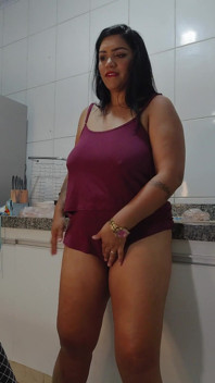 Curvă în pijamale, înghițind laptele soțului în bucătărie