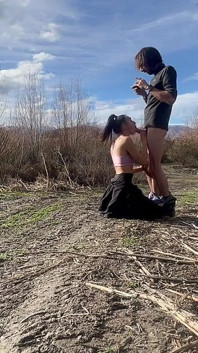 Cewek delta lagi asik nyepong kontol di sungai