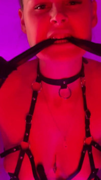 Dominatrice En Latex - Ceinture, Fouet Et Taquinage D’obéissance Absolue
