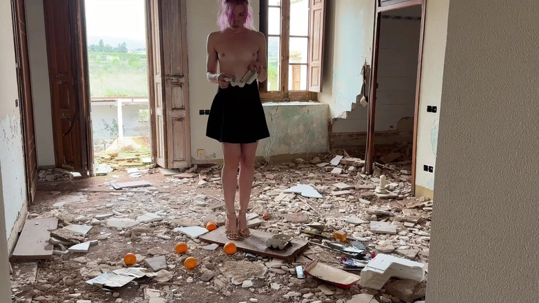 DINA LIGHT: Écrasée sous des talons