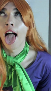 Cosplay Puv Daphne Burp Challenge with Scooby Taser