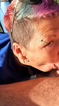 Succhiare Le Palle All'aperto Pompino Con Sperma in Bocca in Giardino