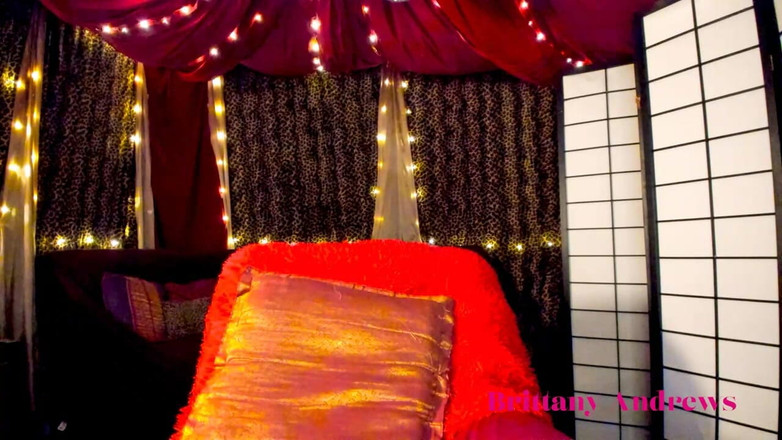 Бриттани Эндрюс: Brittany Andrews уверенная соло соло в спальне со страпоном!