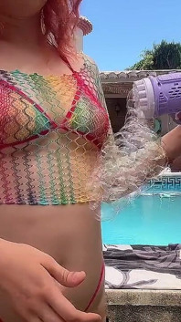 Divertirsi con il bubble maker nella piscina vicina