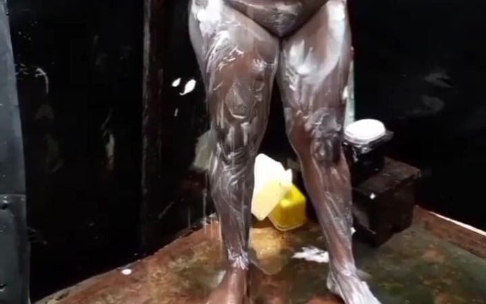 Ramesh: スリランカの屋外入浴ビデオ