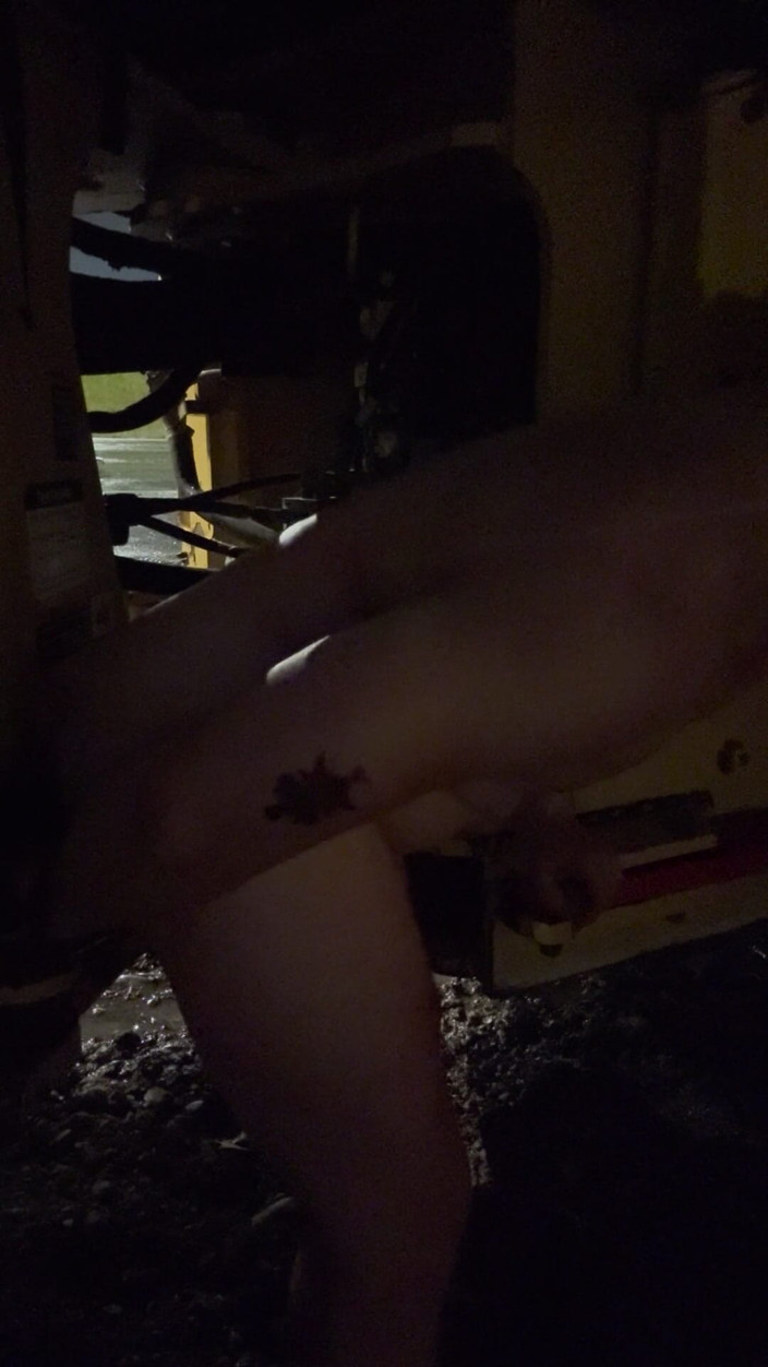 Barenakedmuscles: 雨淋肌肉神亚洲大屁股的无套假阳具操逼和爆炸性射液在建筑工地