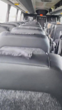 我在公共汽车上吸吮它
