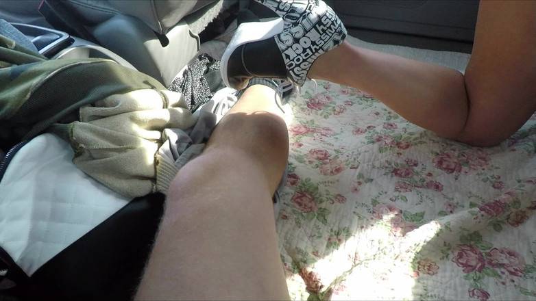 Miley Weasel: ホットなブロンドが車洗い中にアナルを犯される!!