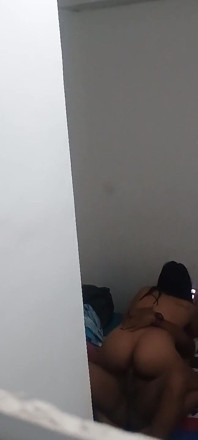 Suami cuckold saya merakam dari tingkap cara kawannya mengongkek saya