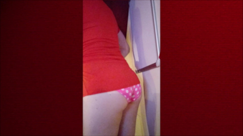 Joslin: Sissy Joslin Tančí v červených šatech