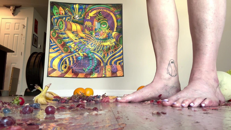 Peppermint Giantess: Tamanho 16, esmagando o pé w fruta por 67 deusa