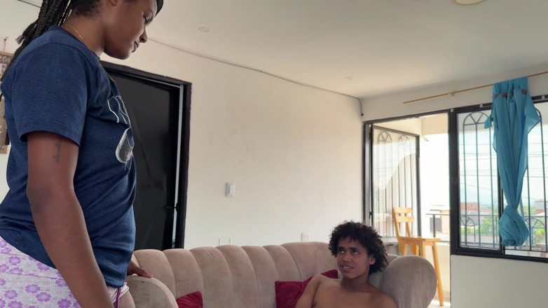 CarlitosSexxx: Mijn schattige zwarte stiefzus masturbeert. Ik verraste haar met mijn...