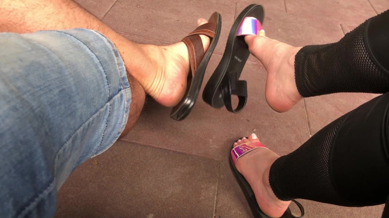 Goddess Misha Goldy: Sandal luar ruangan menjuntai &amp; menggoda dengan alpha! Fetish kaki kotor!