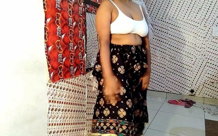 Adiraverma: Una ragazza indiana si spoglia nuda Mujra