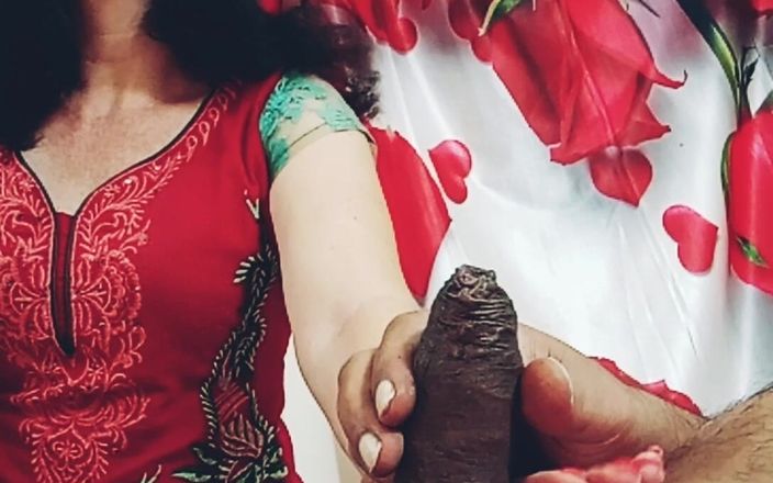 Bolly Karma: Madura milf, enquanto ela lambe