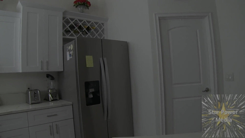 Savvy G: 자지를 빨아주는 거유 밀프