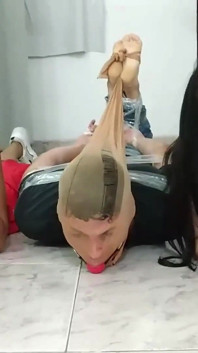 두 명의 치어리더가 바닥에 팬티호스와 호그티드!