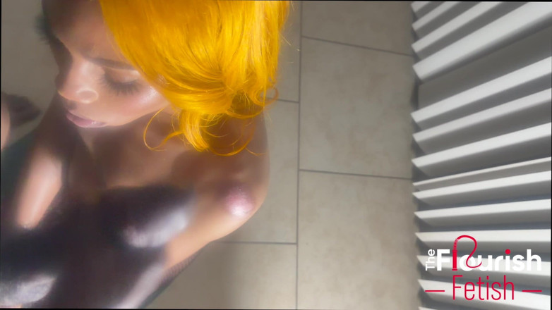 TheFlourishFetish: Inas strokes busts 4 carichi che ricevono da trans honey bunn
