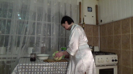 Sexy Milf: Dona de casa sexy e bagunçada com peitões! JOI! Peitos...