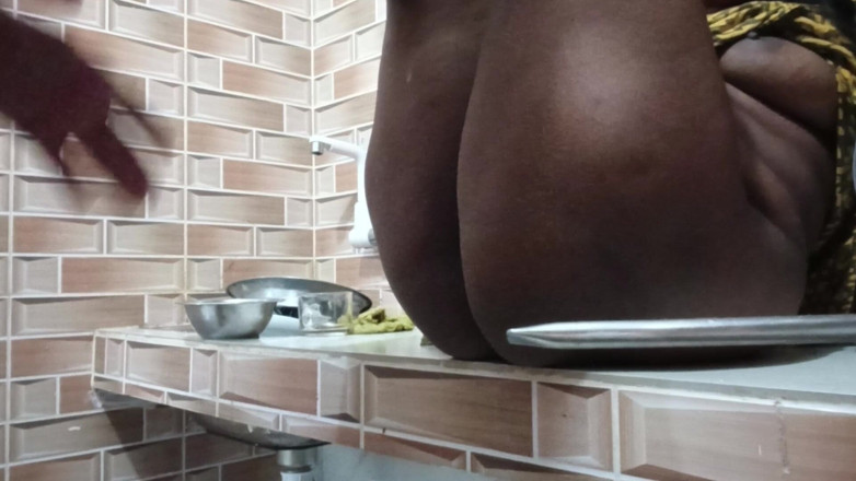 Skakoi: Chica india en la cocina en la habitación