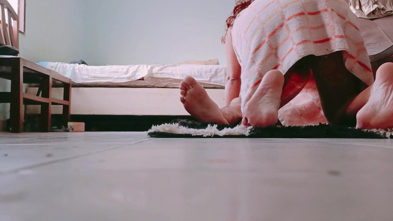 Kamila6922: 我邀请我的邻居在新的地毯上操她，而她没有注意到，我记录了所有内容