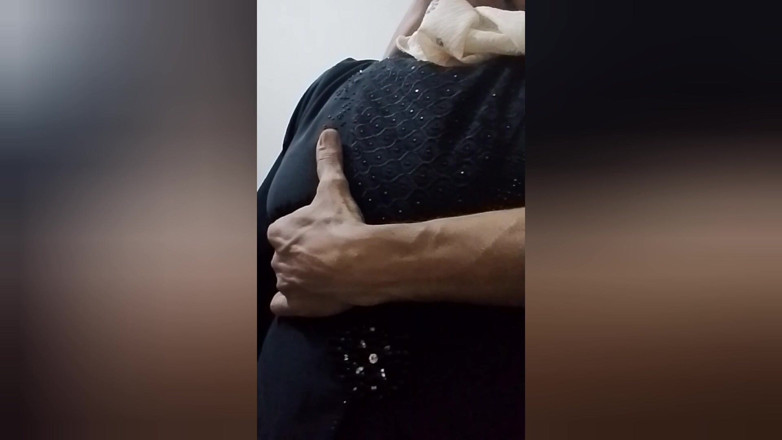 Aizzee: Desi buren neuken op trappen