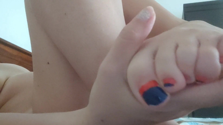 Amola bomb: 嗯...玩弄我的脚感到无聊