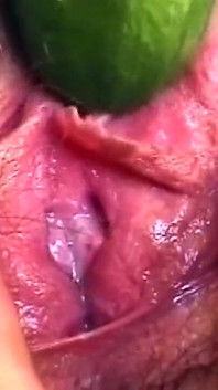 毛深い膣キュウリのストレッチ - スロッピーディープスロートフィニッシュ