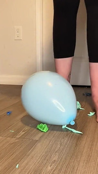 Va-t-il éclater ! Pieds géants vs ballons pieds nus, sandales, anéantissement de camionnettes