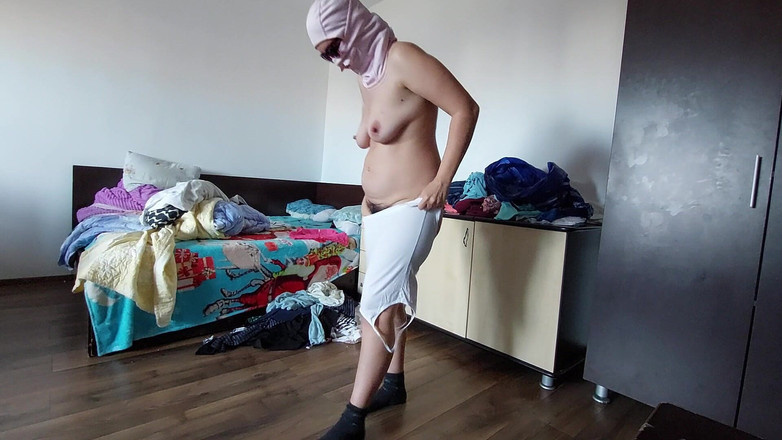 Mirsur: Istri amatir bersenang-senang mencoba pakaian dan memotongnya