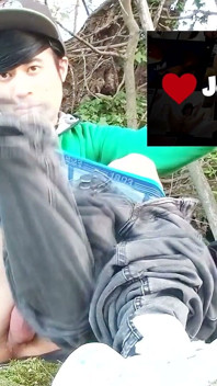 Джон Артин. Твинк дрочит на улице в природе заканчивается в расстраивающий разрушенный оргазм. Соло-соблазнение, долгое наращивание, потеря контроля