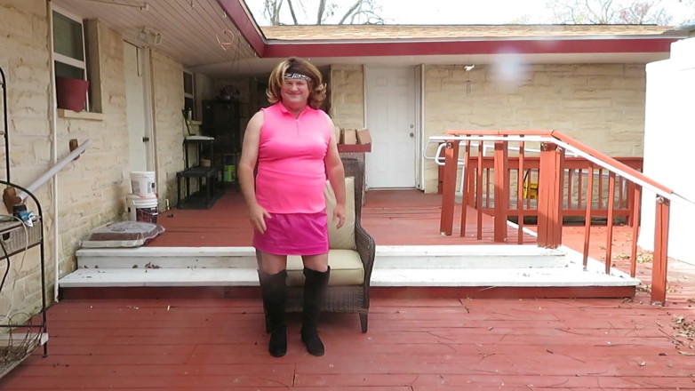 BBW nurse Vicki adventures with friends: Brittney CD modelando su nuevo traje y botas rosas