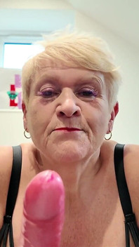 Rujul roșu de pe vibratorul meu îmi face ca sperma mea să fie roz