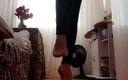 Stefany karoliny: Стефані Кароліни, одягнена в яскраві блискучі штани для ніг, щоб ви могла проскочити між ними і носити її красиві туфлі на високих підборах