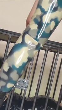 Latexoffizier fickt seine latex-gefangenen mit einem strap-on