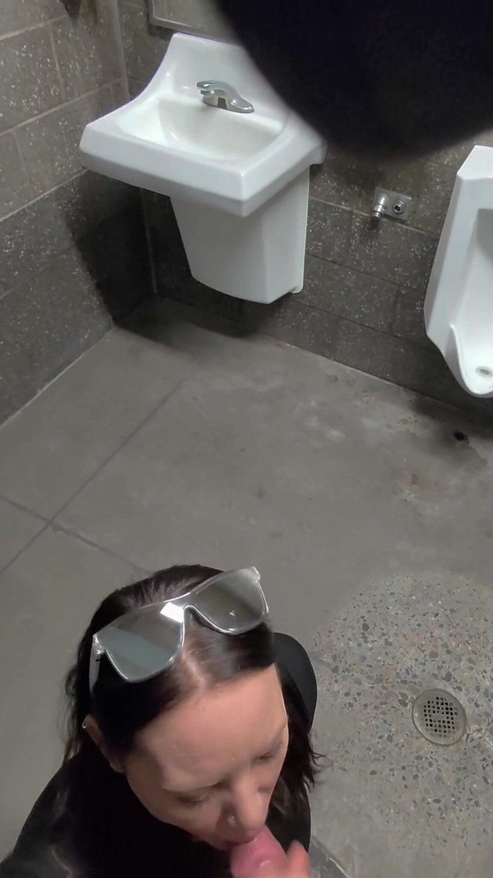 Mya Lane: Strecurându-se în magazin pentru a face sex