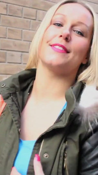 Ешлі Райдер гуляє по вулицях центру міста