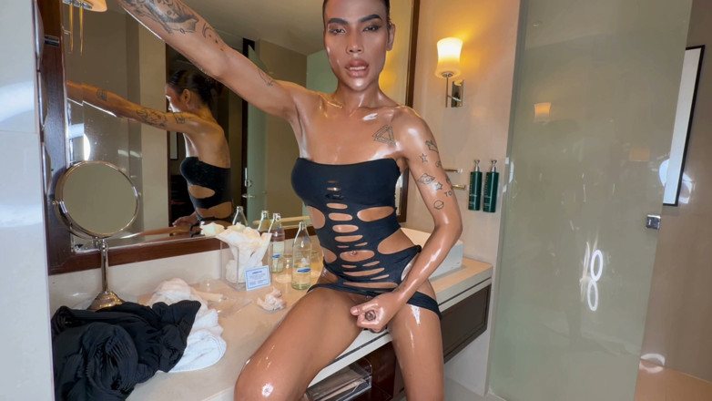 LadyboyLadyboy: Ladyboy Fortunata Troia Calda Guarda Il Cazzo Piatto Del Petto...