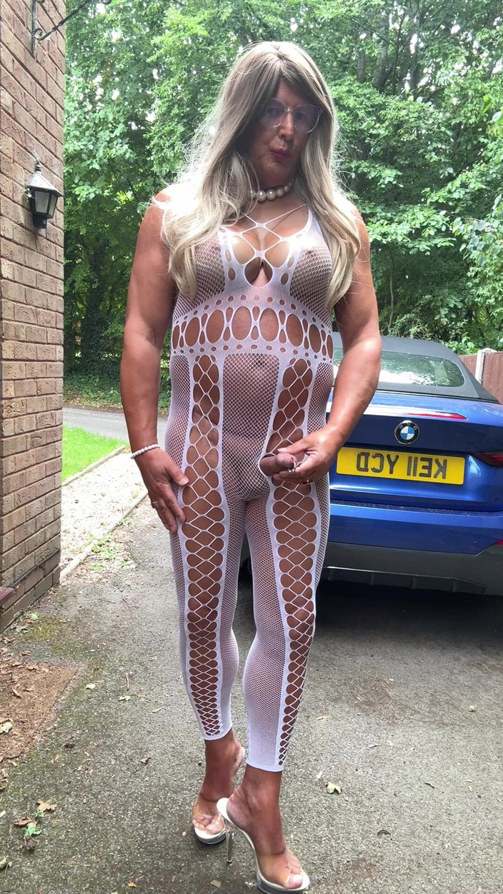 Kellycd2022: Sexy transvestiert kellycd2022 in weißem netz-catsuit und high heels