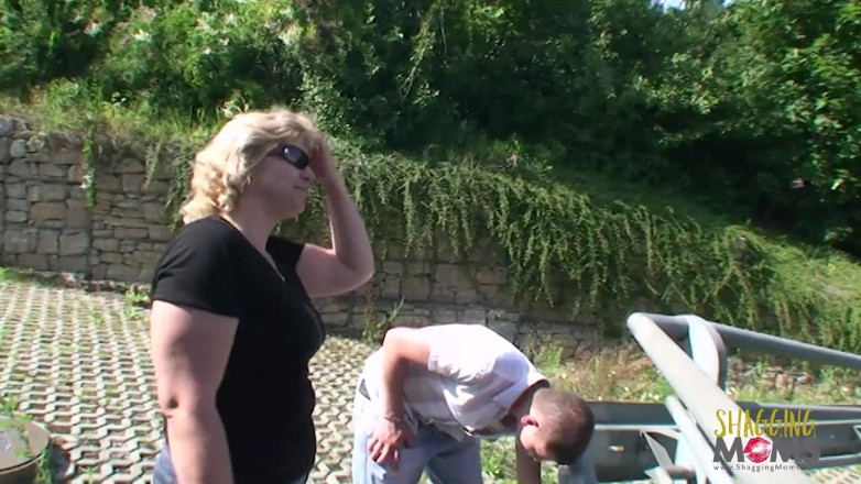 Shagging Stepmoms: Blonde mature bitch wearing high heels blowing cock and getting...