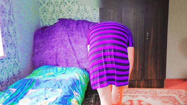 Kitty_Cross: Adorabile ragazza trans regola il reggiseno in modo giocoso