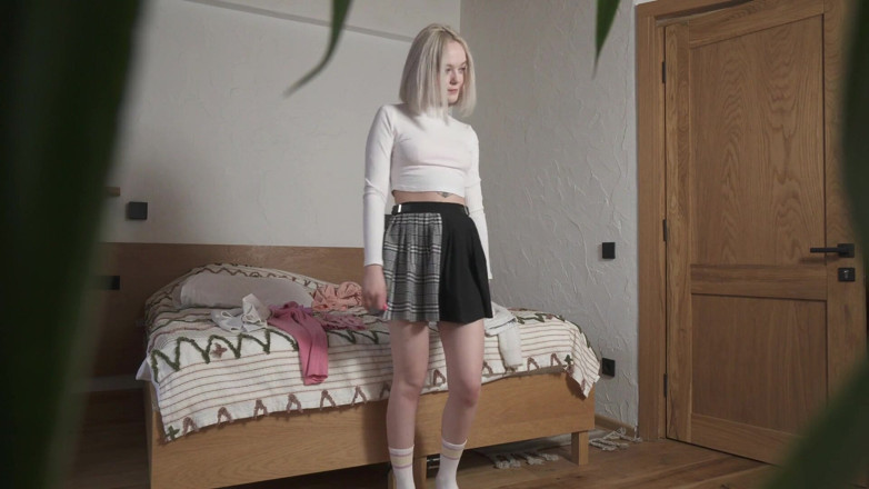 Milfs and Teens: So che il mio patrigno mi sta guardando ma mi...