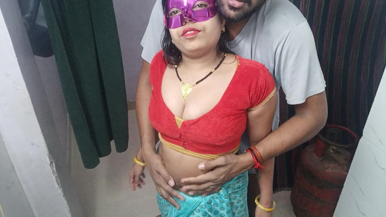 Hindi-Sex: 大胸部热辣印度熟女哥与完美的多汁屁股像专业人士一样骑鸡巴