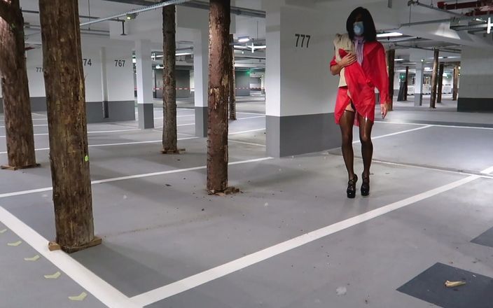 Loreley add: Stoking lateksku dengan gaun teliti dan sepatu hak tinggi plateu,...