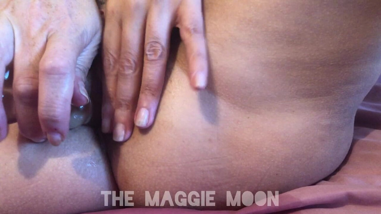 Maggie Moon: Anal mit einem Glasdildo