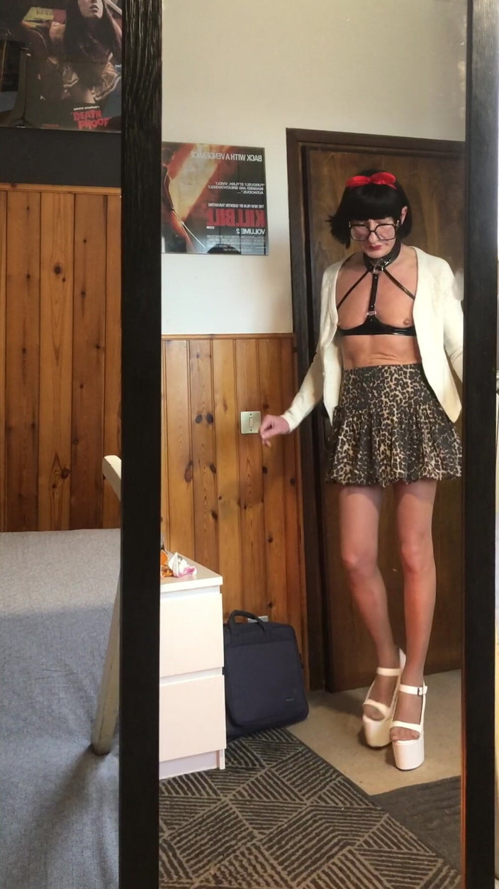 Andreina Naty: Gehen in Den Neuen Weißen Hohen Schuhen