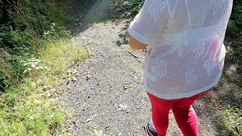 Bouncy Tits Action: 피크닉 테이블에 그녀의 벌거 벗은 질을 때리기