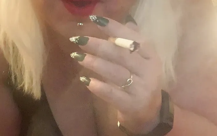 BlancaGirlBBW: Sexy BBW Masturbates and Smokes Newports