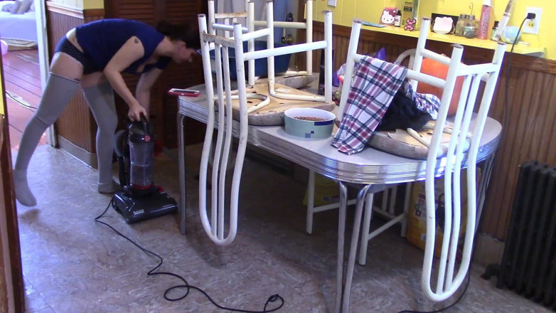 Quinn brooks: Vakuming My House