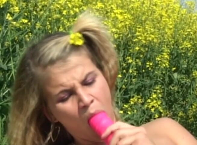 Lesbo Tube: Teen sluts fucking in high grass